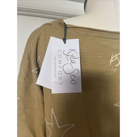 Embroidered blouse by Kyla Seo - Picture 3 of 10